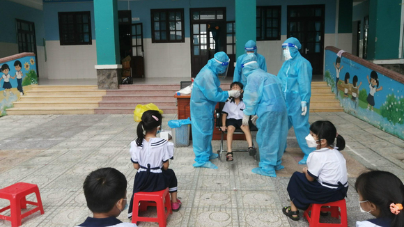 TPHCM: Tiêm vaccine cho học sinh lớp 6 vào sáng thứ bảy, ngày 16-4 ảnh 1