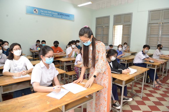 TPHCM: Nhiều thí sinh đi muộn trong ngày làm thủ tục dự thi tuyển sinh lớp 10 ảnh 12
