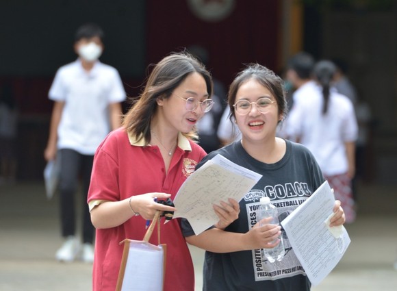 TPHCM: Một thí sinh vi phạm quy chế thi do mang điện thoại di động vào phòng thi giờ làm bài môn Toán ảnh 2