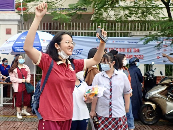 TPHCM: Thêm 5 trường hợp vi phạm quy chế thi tốt nghiệp, môn Ngoại ngữ vắng hơn 400 thí sinh ảnh 1