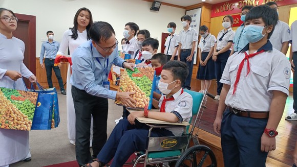 TPHCM: Trao tặng 150 suất học bổng "Cùng em vượt khó đến trường" ảnh 3