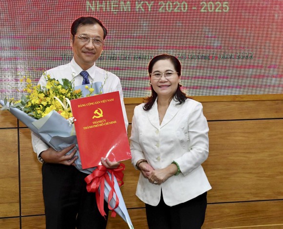 Chủ tịch HĐND TPHCM Nguyễn Thị Lệ trao quyết định cho đồng chí Lê Hoài Nam. Ảnh: VIỆT DŨNG