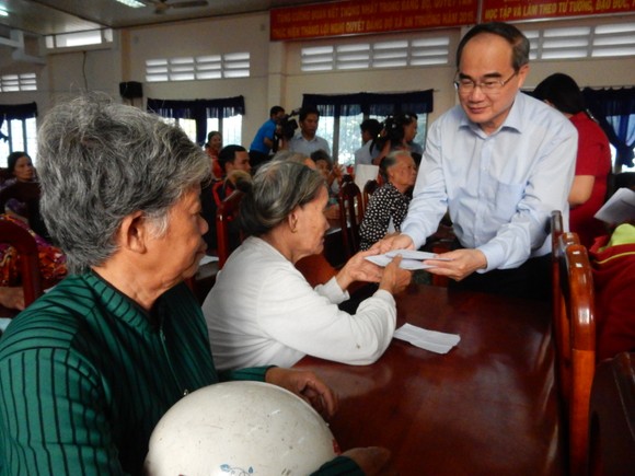 Bí thư Thành ủy Nguyễn Thiện Nhân trao quà cho bà con nghèo tỉnh Trà Vinh ảnh 2