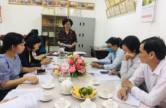 Bà Võ Thị Thanh Nga, Chủ tịch Hội NNCĐDC/DIOXIN TP Cần Thơ thông tin với báo chí về thể lệ tham dự giải, cơ cấu giải thường