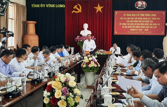 Phó Thủ tướng Thường trực Trương Hòa Bình kiểm tra công tác bầu cử tại Vĩnh Long ảnh 1