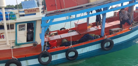 Tạm giữ tàu cá từ vùng biển Campuchia chạy về Việt Nam ảnh 1