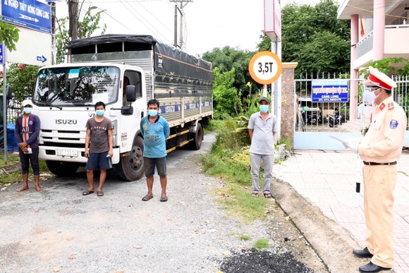 Phát hiện 3 người trốn phía sau thùng xe tải tại Trà Vinh ảnh 1