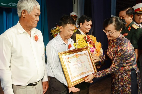  Đồng chí Nguyễn Thị Quyết Tâm trao danh hiệu Mẹ Việt Nam anh hùng cho gia đình các mẹ