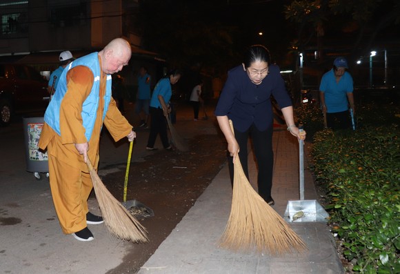 Phó Bí thư Thành ủy TPHCM Võ Thị Dung tham gia quét rác cùng phật tử chùa Liên Hoa