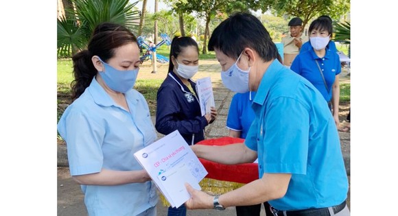 Công nhân KCX Tân Thuận nhận quà từ chuyến xe "CEP-Chia sẻ yêu thương"