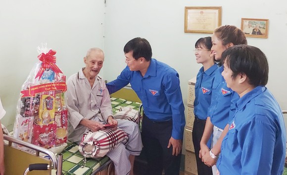 Anh Lê Quốc Phong, Ủy viên dự khuyết BCH Trung ương Đảng, Bí thư thứ nhất Trung ương Đoàn thăm hỏi thương binh tại Trung tâm Dưỡng lão Thị Nghè