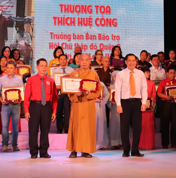 'Hoa việc thiện' giúp lan tỏa nghĩa tình của TPHCM ảnh 1