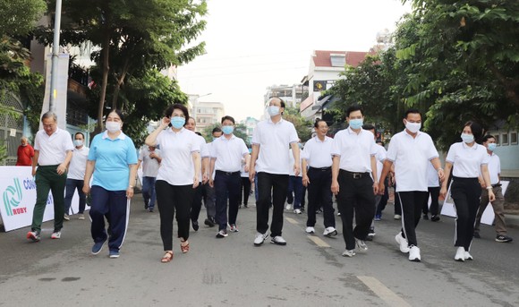Lãnh đạo TP và quận Phú Nhuận tham gia đi bộ sáng 22-11