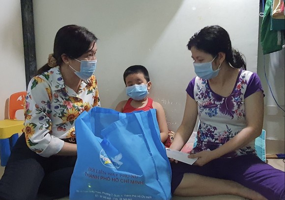 Trao quà 70 nữ công nhân có hoàn cảnh khó khăn ảnh 2