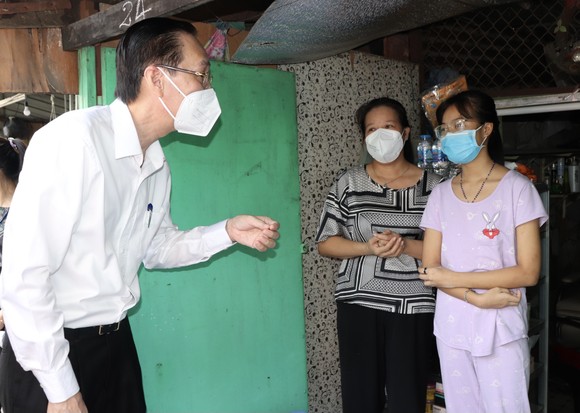 Lãnh đạo TPHCM thăm, trao quà Trung thu cho trẻ mồ côi vì Covid-19 ảnh 4