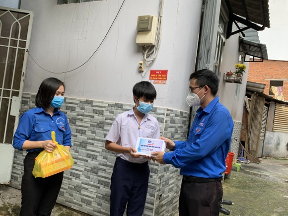 Bí thư Đoàn thành niên Tổng Công ty điện lực TPHCM Huỳnh Tấn Khương trao thiết bị học tập cho trẻ mồ côi tại quận 4
