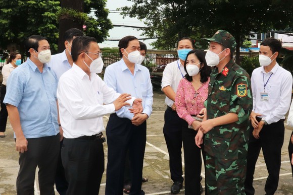 Trưởng Ban Dân vận Thành ủy TPHCM Nguyễn Hữu Hiệp thăm, động viên lực lượng tuyến đầu chống dịch tại quận Gò Vấp