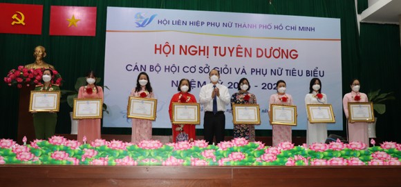 Hội Liên hiệp Phụ nữ TPHCM tuyên dương cán bộ hội cơ sở giỏi và phụ nữ tiêu biểu ảnh 1