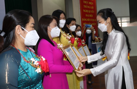 Hội Liên hiệp Phụ nữ TPHCM tuyên dương cán bộ hội cơ sở giỏi và phụ nữ tiêu biểu ảnh 5