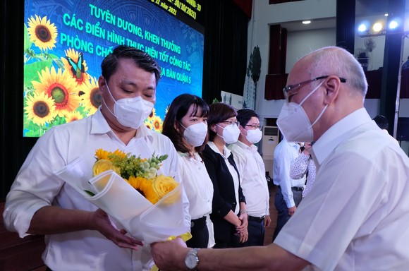 Đồng chí Phan Nguyễn Như Khuê tặng hoa chúc mừng các cá nhân, tập thể được đề xuất tặng Bằng khen của Thủ tướng Chính phủ vì có thành tích xuất sắc trong công tác phòng, chống dịch Covid-19 trên địa bàn