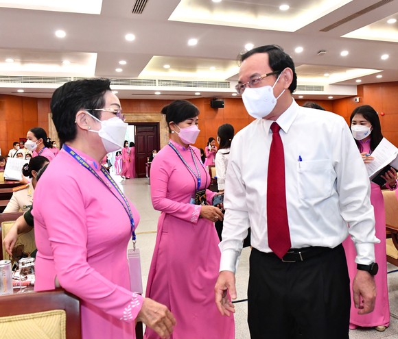 Bí thư Thành ủy TPHCM Nguyễn Văn Nên: Xúc động trước hình ảnh người phụ nữ xông pha nơi tuyến đầu chống dịch ảnh 2