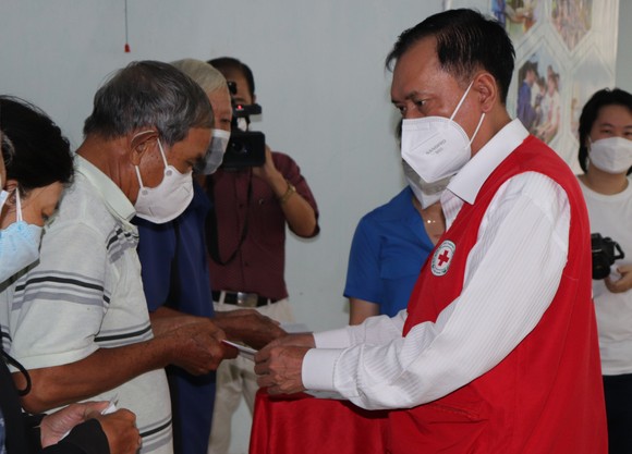 Chủ tịch Hội Chữ thập đỏ TPHCM Trần Trường Sơn tặng quà người dân khó khăn tại xã Tiên Thủy
