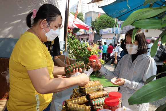 Trao tặng quà phụ nữ, đoàn viên nghiệp đoàn khó khăn ảnh 1