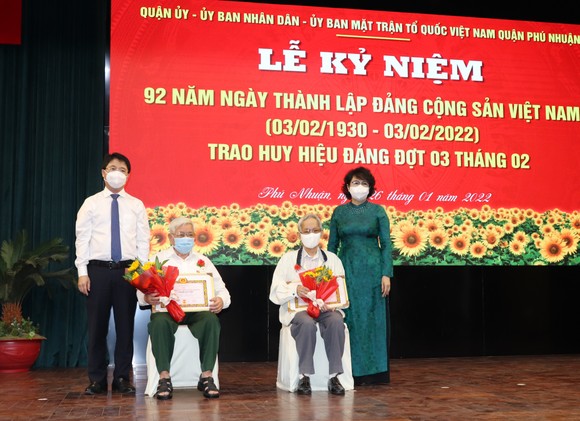Trao Huy hiệu Đảng đợt 3-2 tại quận Phú Nhuận ảnh 1