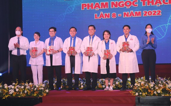 TPHCM vinh danh 80 thầy thuốc trẻ tại Giải thưởng Phạm Ngọc Thạch ảnh 4