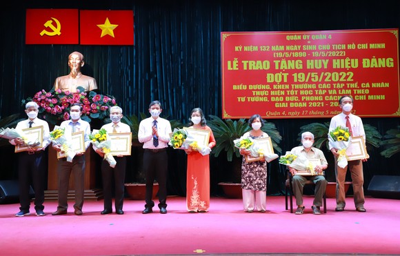 Chủ tịch UBND TPHCM Phan Văn Mãi trao Huy hiệu Đảng cho các đảng viên cao tuổi đảng tại quận 7 ảnh 15