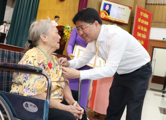 Chủ tịch UBND TPHCM Phan Văn Mãi trao Huy hiệu Đảng cho các đảng viên cao tuổi đảng tại quận 7 ảnh 8