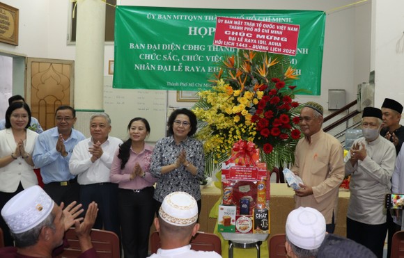Đồng chí Tô Thị Bích Châu gửi hoa chúc mừng đến cộng đồng Hồi giáo Islam nhân Đại lễ Raya Idil Adha