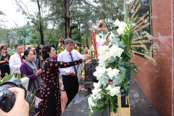 Lãnh đạo TPHCM dâng hương tưởng niệm anh hùng liệt sĩ tại Nghĩa trang Hàng Dương và Hàng Keo huyện Côn Đảo ảnh 3