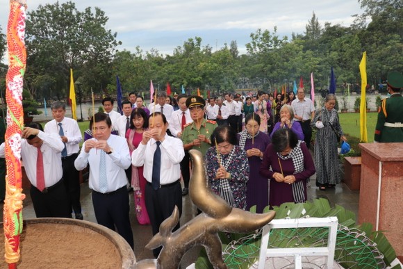 Lãnh đạo TPHCM dâng hương tưởng niệm anh hùng liệt sĩ tại Nghĩa trang Hàng Dương và Hàng Keo huyện Côn Đảo ảnh 5