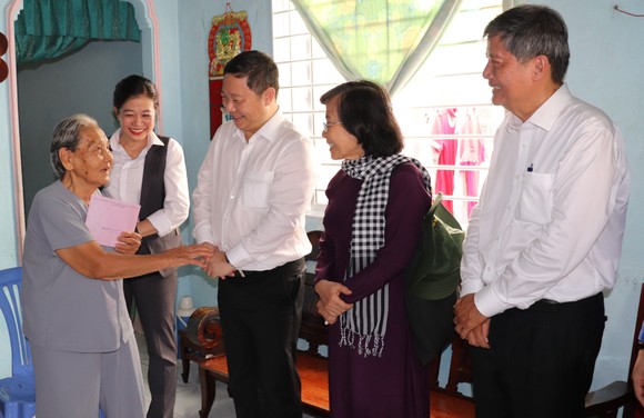 Đồng chí Dương Anh Đức, Phó Chủ tịch UBND TPHCM thăm hỏi sức khỏe bà Dương Thị Dễ