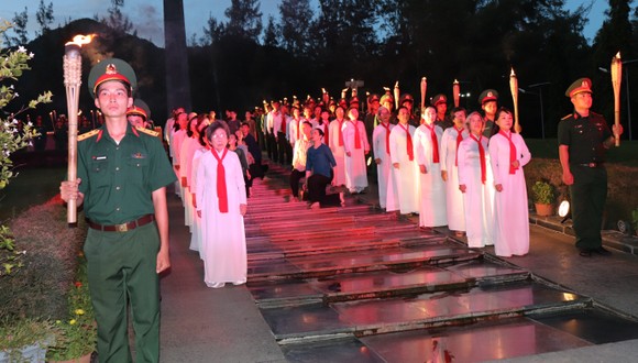 Thắp nến tri ân các anh hùng liệt sĩ tại Nghĩa trang Hàng Dương  ảnh 3