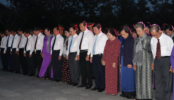 Các đồng chí lãnh đạo, nguyên lãnh đạo Đảng, Nhà nước, TPHCM dành phút mặc niệm tưởng nhớ các anh hùng liệt sĩ tại Nghĩa trang Hàng Dương