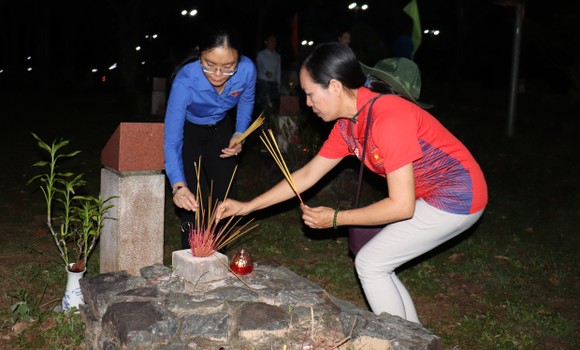 Thắp nến tri ân các anh hùng liệt sĩ tại Nghĩa trang Hàng Dương ảnh 2