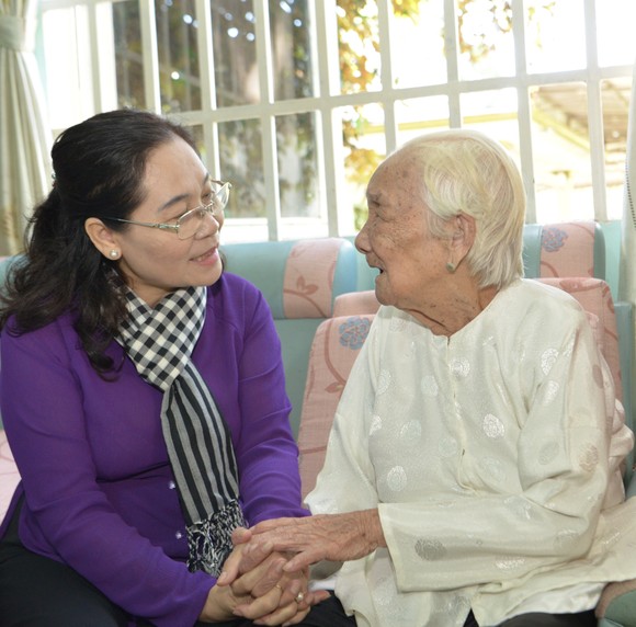Lãnh đạo TPHCM thăm các Mẹ Việt Nam anh hùng ở huyện Củ Chi ảnh 1