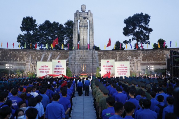 Thắp hàng ngàn ngọn nến tri ân các anh hùng liệt sĩ ảnh 5