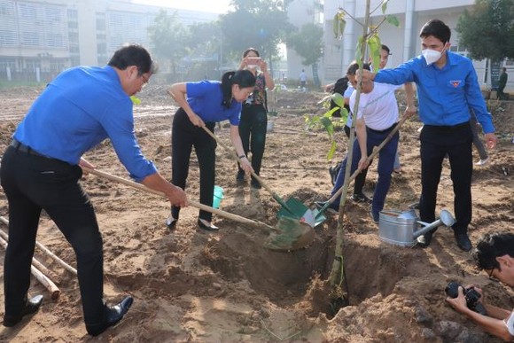 Các đại biểu tham gia trồng cây tại quận 12 (TPHCM)