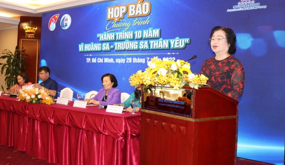 Bà Trương Mỹ Hoa phát biểu tại buổi họp báo