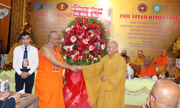 Hội thảo nhận hoa chúc mừng từ Giáo hội Phật giáo Việt Nam