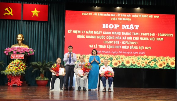 Trao tặng, truy tặng Huy hiệu Đảng đợt 2-9 ảnh 11