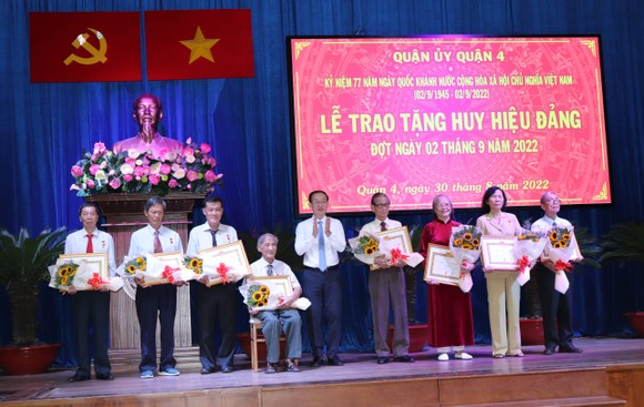 Trao tặng, truy tặng Huy hiệu Đảng đợt 2-9 ảnh 14