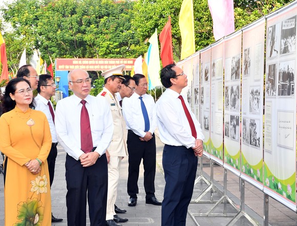 Lãnh đạo TPHCM dâng hương tưởng niệm Chủ tịch Hồ Chí Minh, Chủ tịch Tôn Đức Thắng ảnh 3