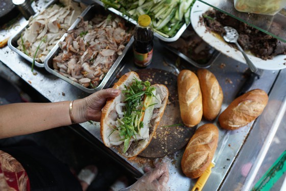 Miss Universe Vietnam discovers banh mi shops in HCMC ảnh 3