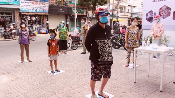 HCMC entrepreneur distributes rice to poor residents gratis ảnh 1