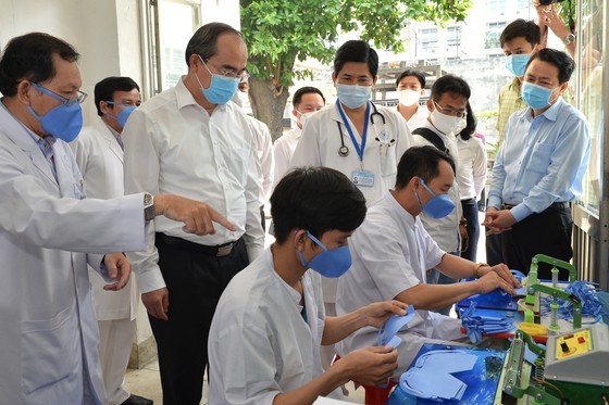 HCMC monitors people influx coming into the city for safe coexistence with Covid-19 ảnh 1