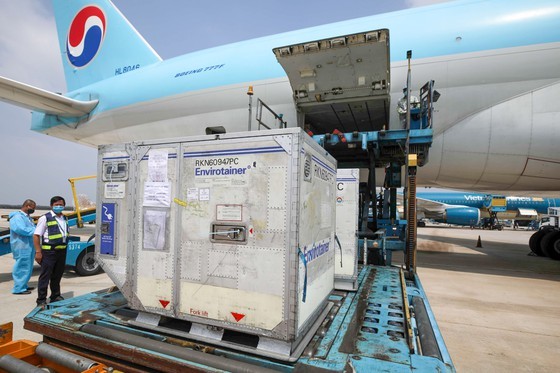 First 117,600 doses of Covid-19 vaccine arrive in Vietnam ảnh 3